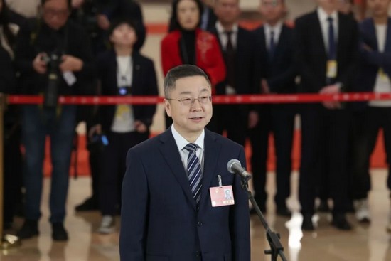 剛剛，馬新強董事長走上代表通道談“追光之路，久久為功”